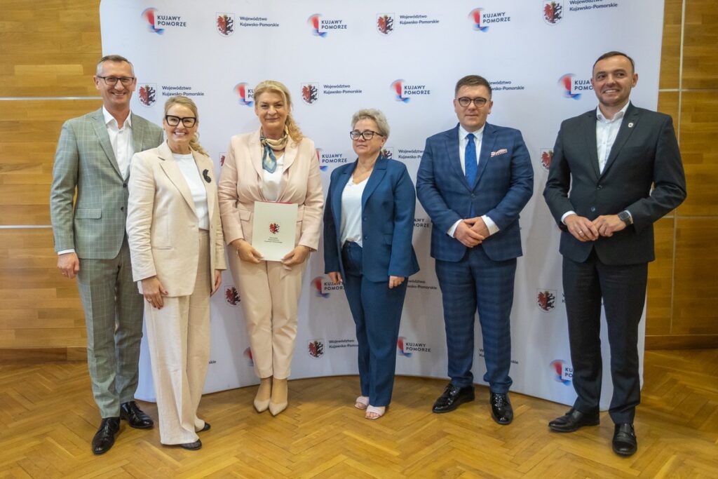 Podpisanie umów o dofinansowanie modernizacji dróg dojazdowych do gruntów rolnych, fot. Mikołaj Kuras dla UMWKP