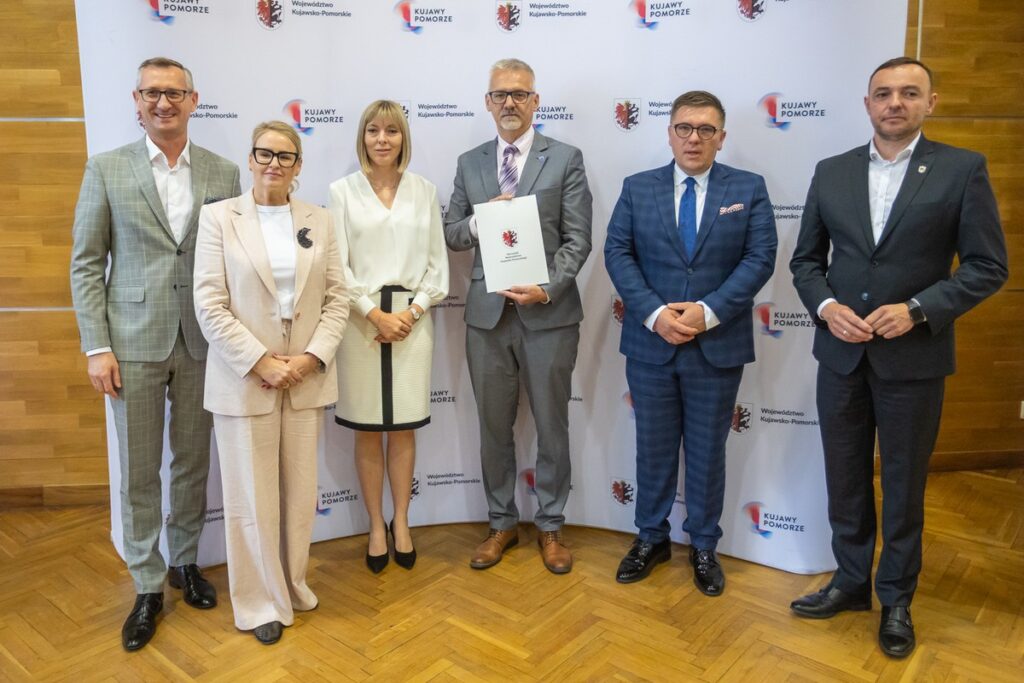 Podpisanie umów o dofinansowanie modernizacji dróg dojazdowych do gruntów rolnych, fot. Mikołaj Kuras dla UMWKP