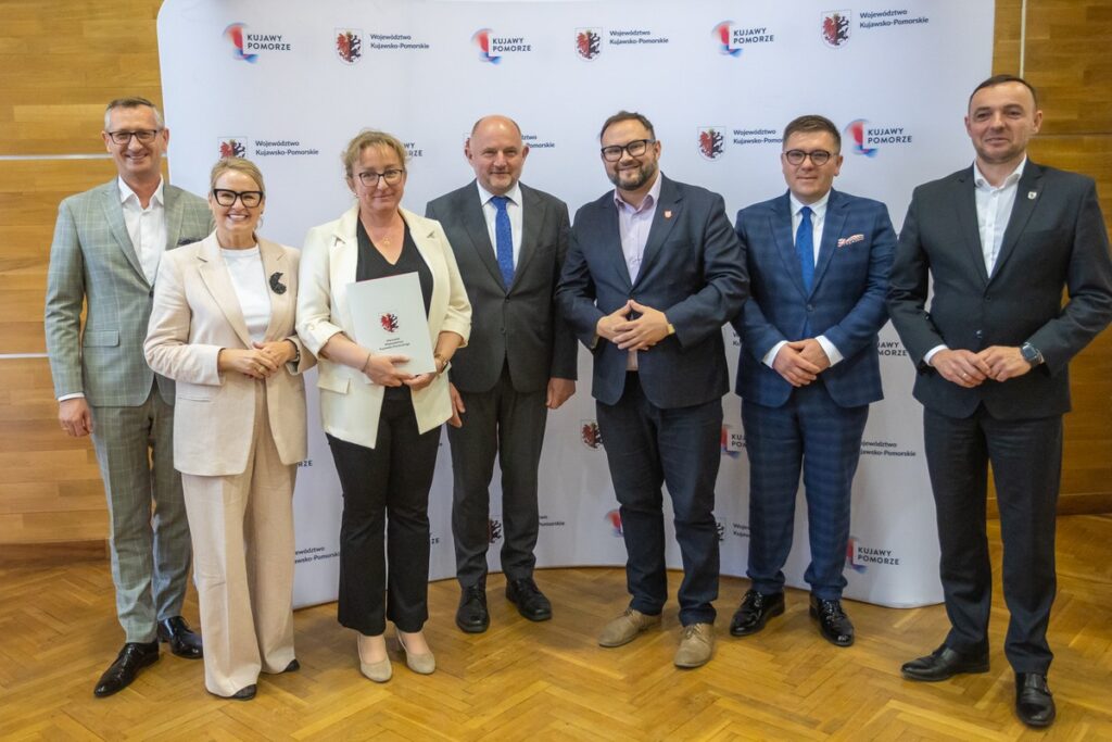 Podpisanie umów o dofinansowanie modernizacji dróg dojazdowych do gruntów rolnych, fot. Mikołaj Kuras dla UMWKP