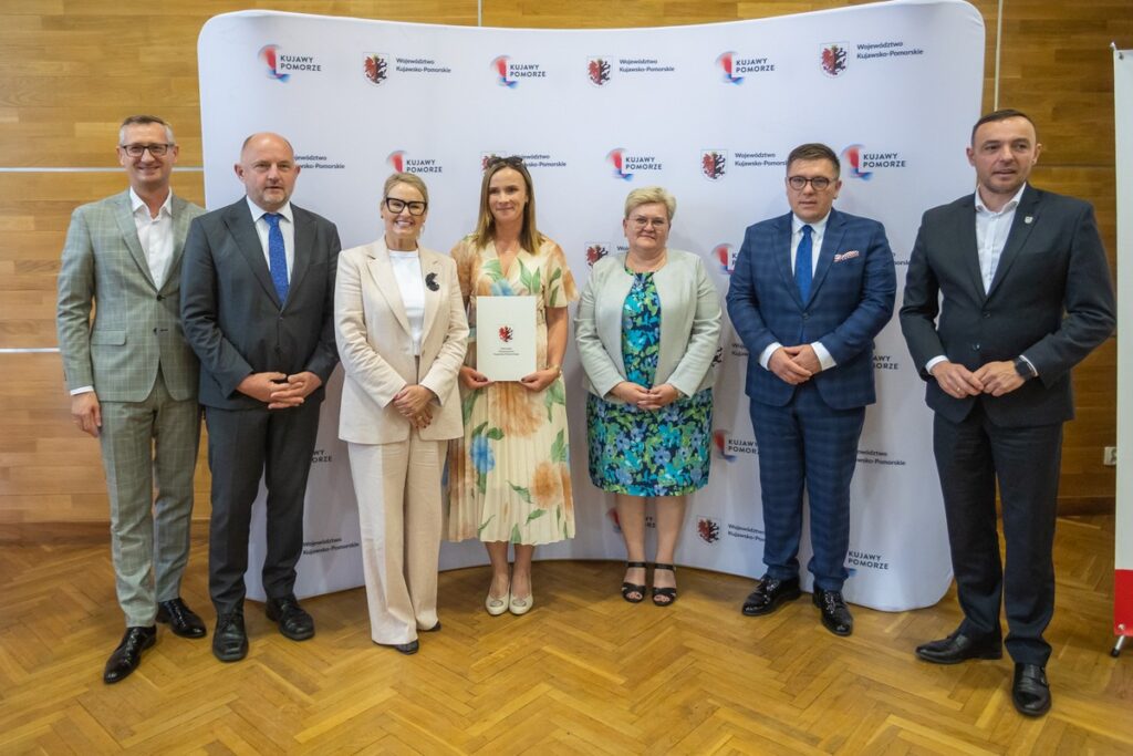 Podpisanie umów o dofinansowanie modernizacji dróg dojazdowych do gruntów rolnych, fot. Mikołaj Kuras dla UMWKP