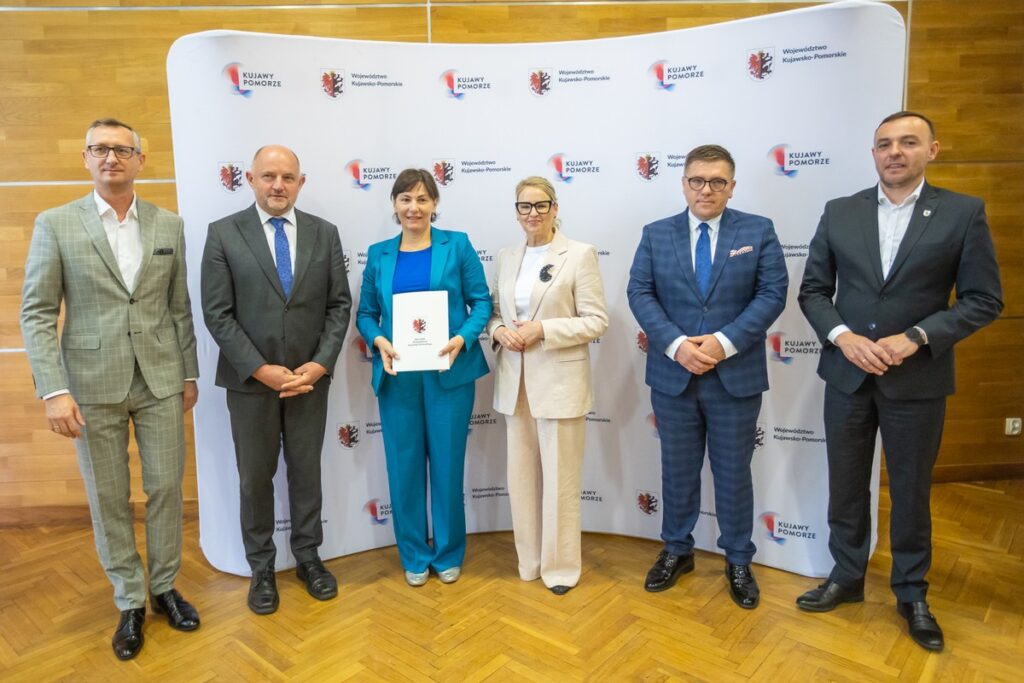 Podpisanie umów o dofinansowanie modernizacji dróg dojazdowych do gruntów rolnych, fot. Mikołaj Kuras dla UMWKP