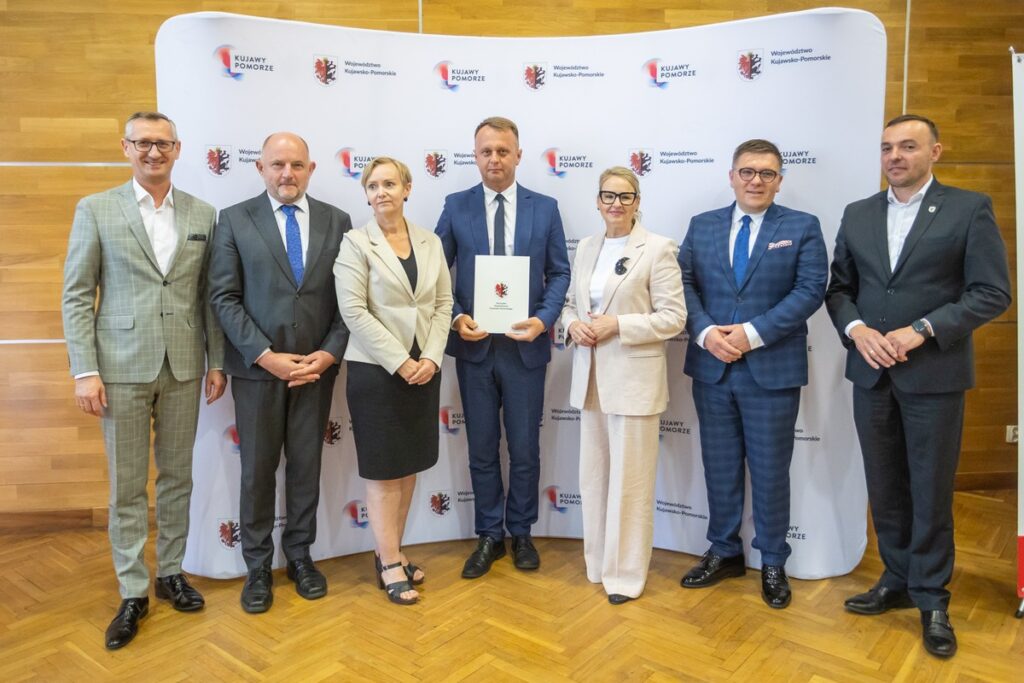 Podpisanie umów o dofinansowanie modernizacji dróg dojazdowych do gruntów rolnych, fot. Mikołaj Kuras dla UMWKP