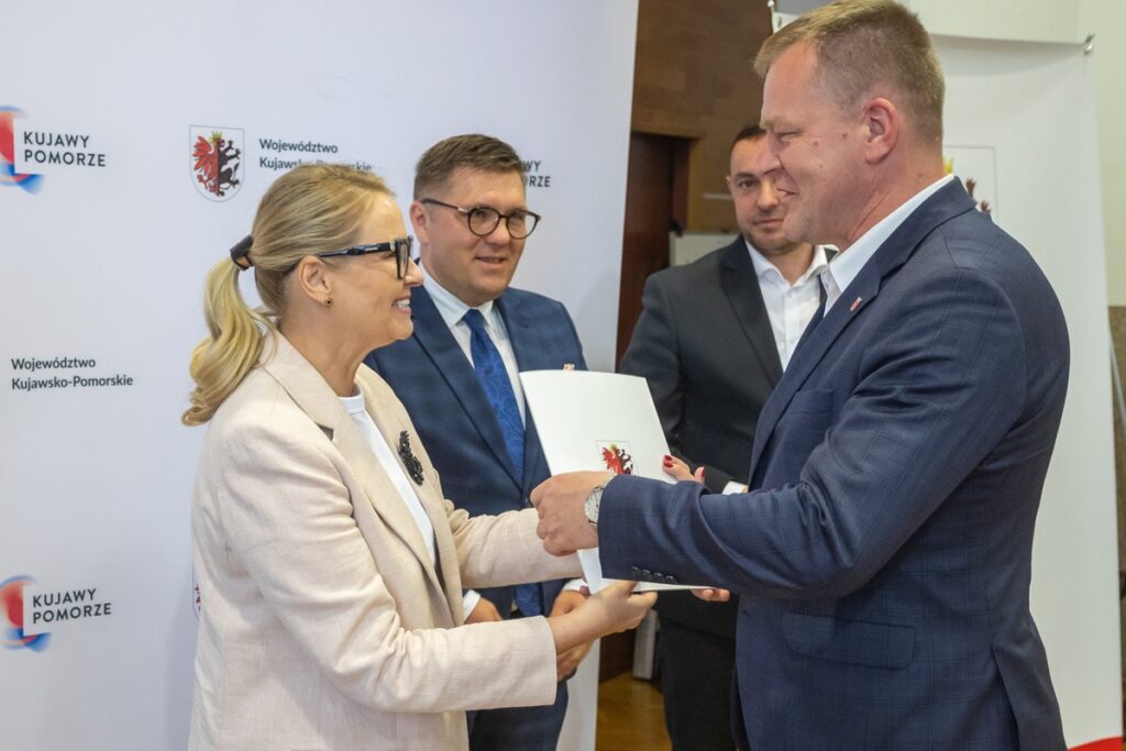 Podpisanie umów o dofinansowanie modernizacji dróg dojazdowych do gruntów rolnych, fot. Mikołaj Kuras dla UMWKP