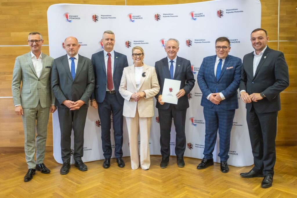 Podpisanie umów o dofinansowanie modernizacji dróg dojazdowych do gruntów rolnych, fot. Mikołaj Kuras dla UMWKP