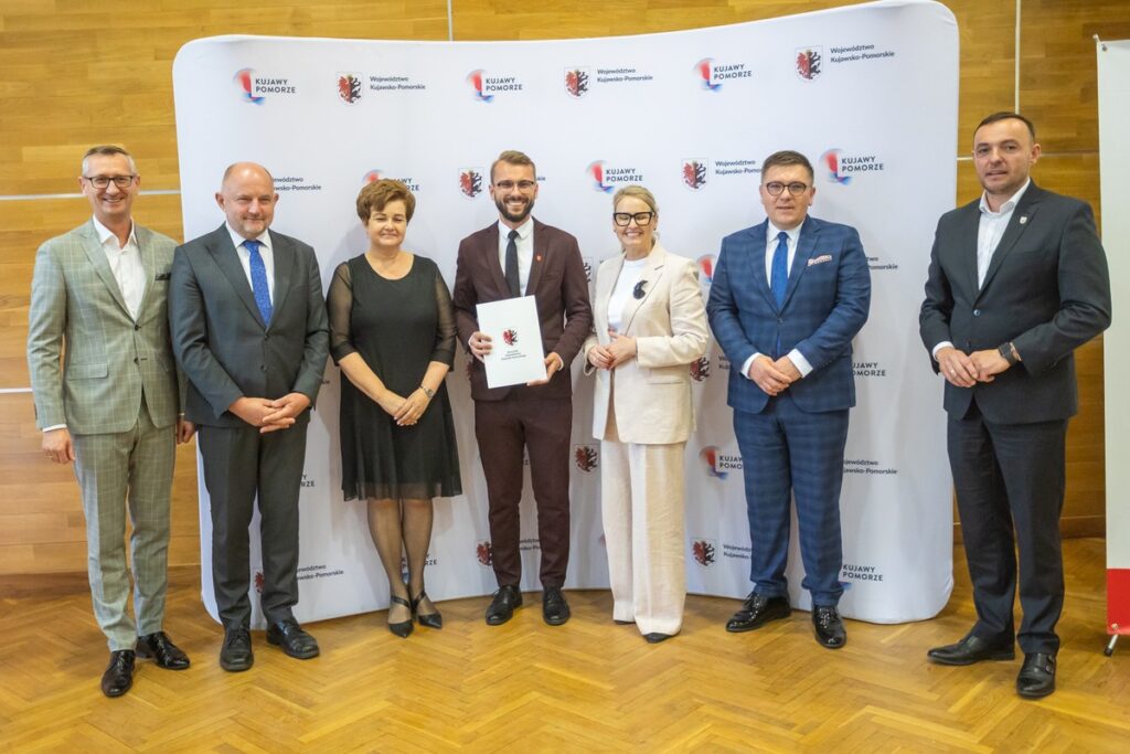 Podpisanie umów o dofinansowanie modernizacji dróg dojazdowych do gruntów rolnych, fot. Mikołaj Kuras dla UMWKP