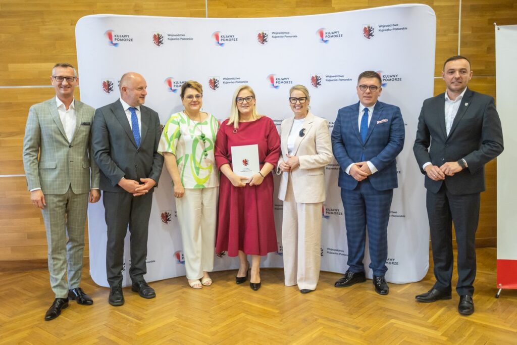 Podpisanie umów o dofinansowanie modernizacji dróg dojazdowych do gruntów rolnych, fot. Mikołaj Kuras dla UMWKP