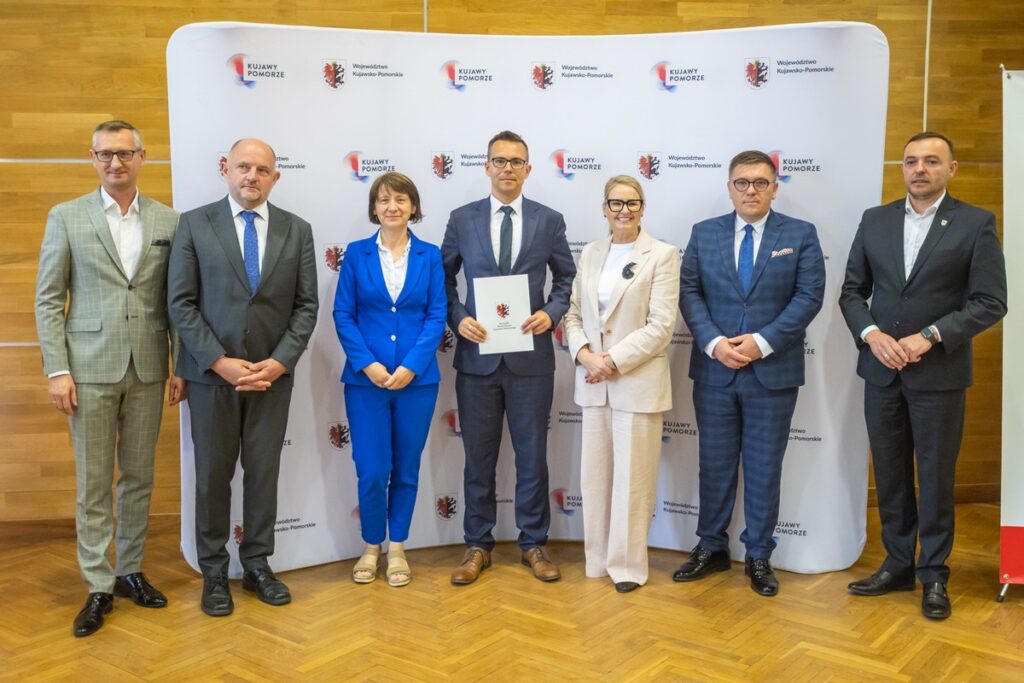 Podpisanie umów o dofinansowanie modernizacji dróg dojazdowych do gruntów rolnych, fot. Mikołaj Kuras dla UMWKP