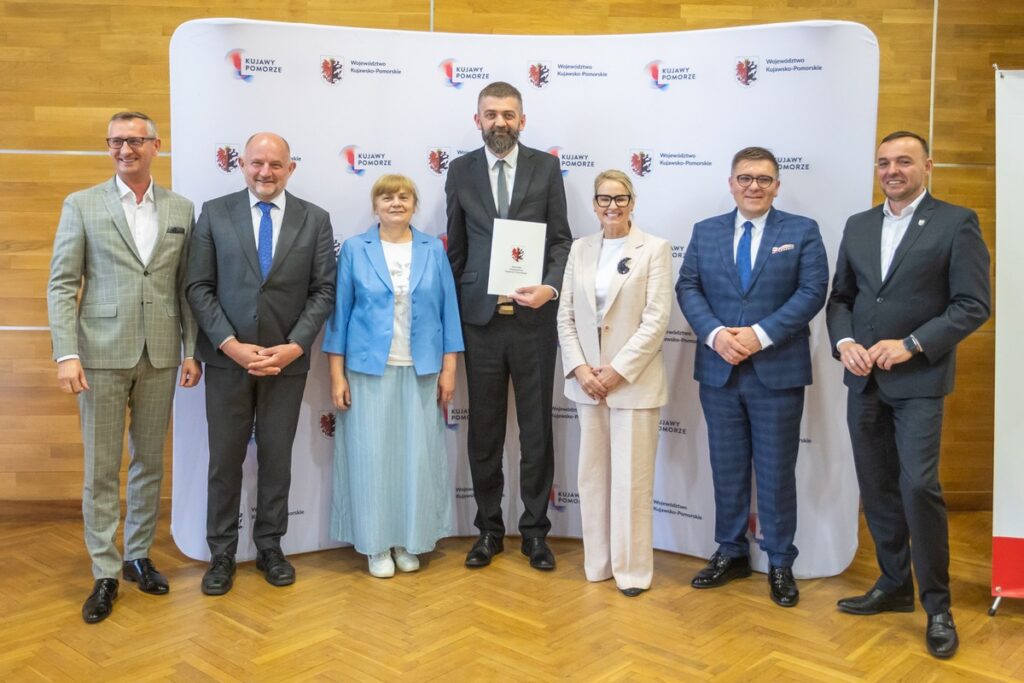 Podpisanie umów o dofinansowanie modernizacji dróg dojazdowych do gruntów rolnych, fot. Mikołaj Kuras dla UMWKP