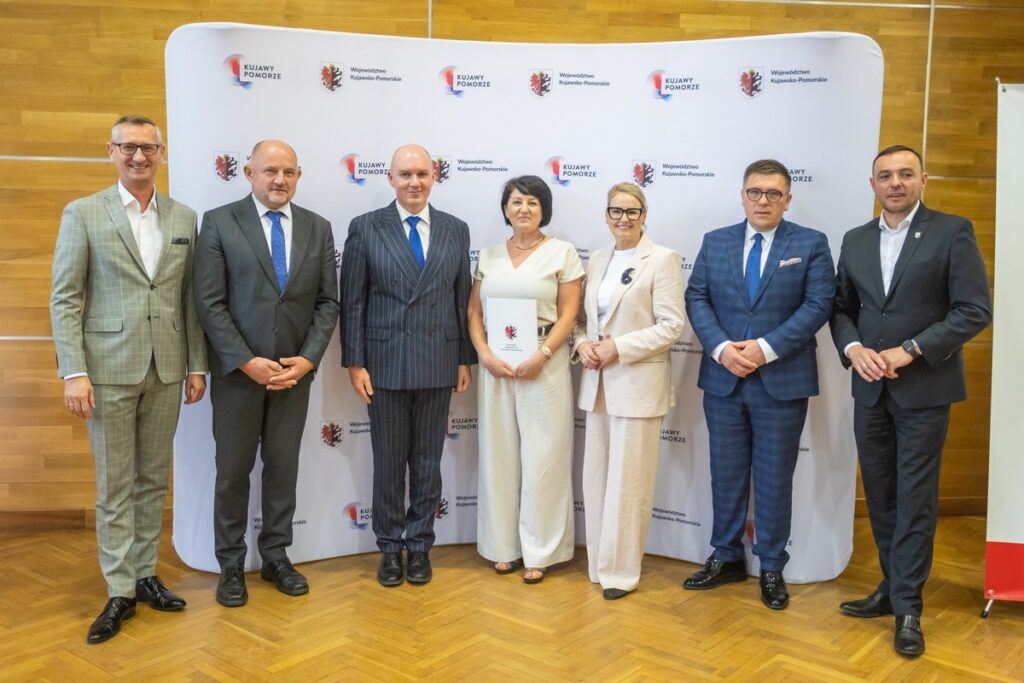 Podpisanie umów o dofinansowanie modernizacji dróg dojazdowych do gruntów rolnych, fot. Mikołaj Kuras dla UMWKP