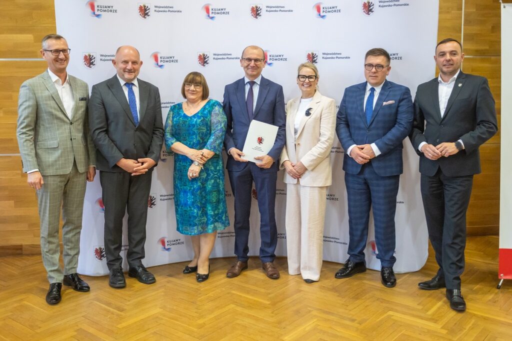 Podpisanie umów o dofinansowanie modernizacji dróg dojazdowych do gruntów rolnych, fot. Mikołaj Kuras dla UMWKP