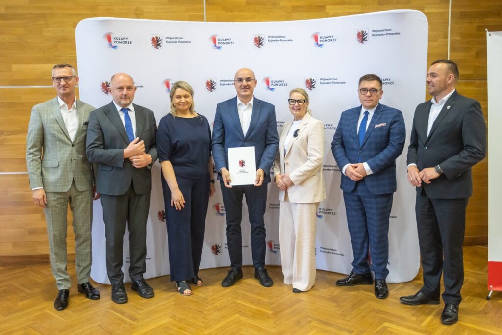 Podpisanie umów o dofinansowanie modernizacji dróg dojazdowych do gruntów rolnych, fot. Mikołaj Kuras dla UMWKP