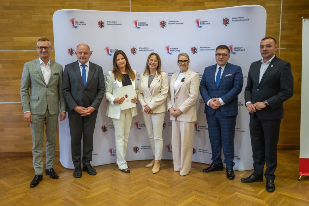 Podpisanie umów o dofinansowanie modernizacji dróg dojazdowych do gruntów rolnych, fot. Mikołaj Kuras dla UMWKP