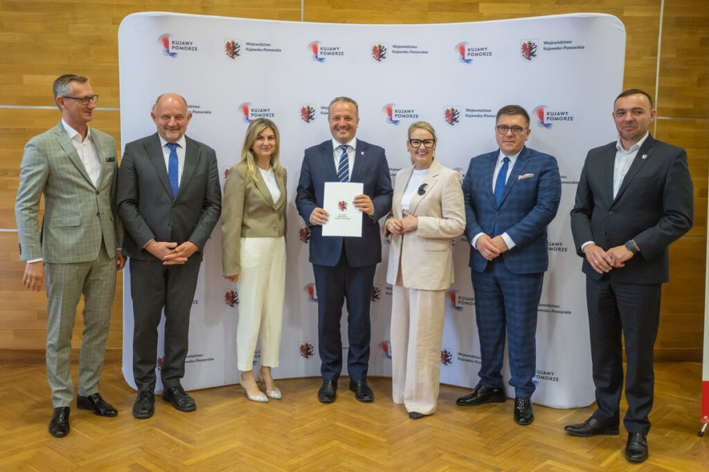 Podpisanie umów o dofinansowanie modernizacji dróg dojazdowych do gruntów rolnych, fot. Mikołaj Kuras dla UMWKP