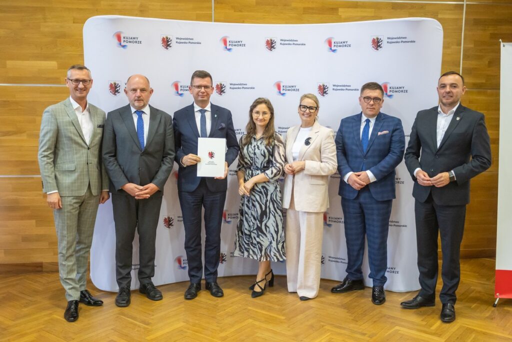 Podpisanie umów o dofinansowanie modernizacji dróg dojazdowych do gruntów rolnych, fot. Mikołaj Kuras dla UMWKP