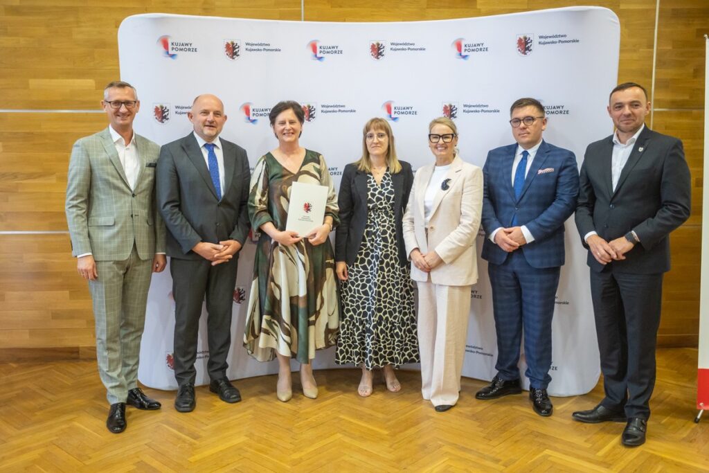 Podpisanie umów o dofinansowanie modernizacji dróg dojazdowych do gruntów rolnych, fot. Mikołaj Kuras dla UMWKP