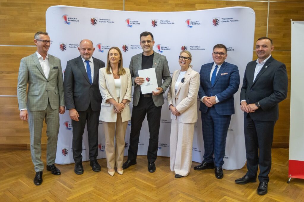 Podpisanie umów o dofinansowanie modernizacji dróg dojazdowych do gruntów rolnych, fot. Mikołaj Kuras dla UMWKP