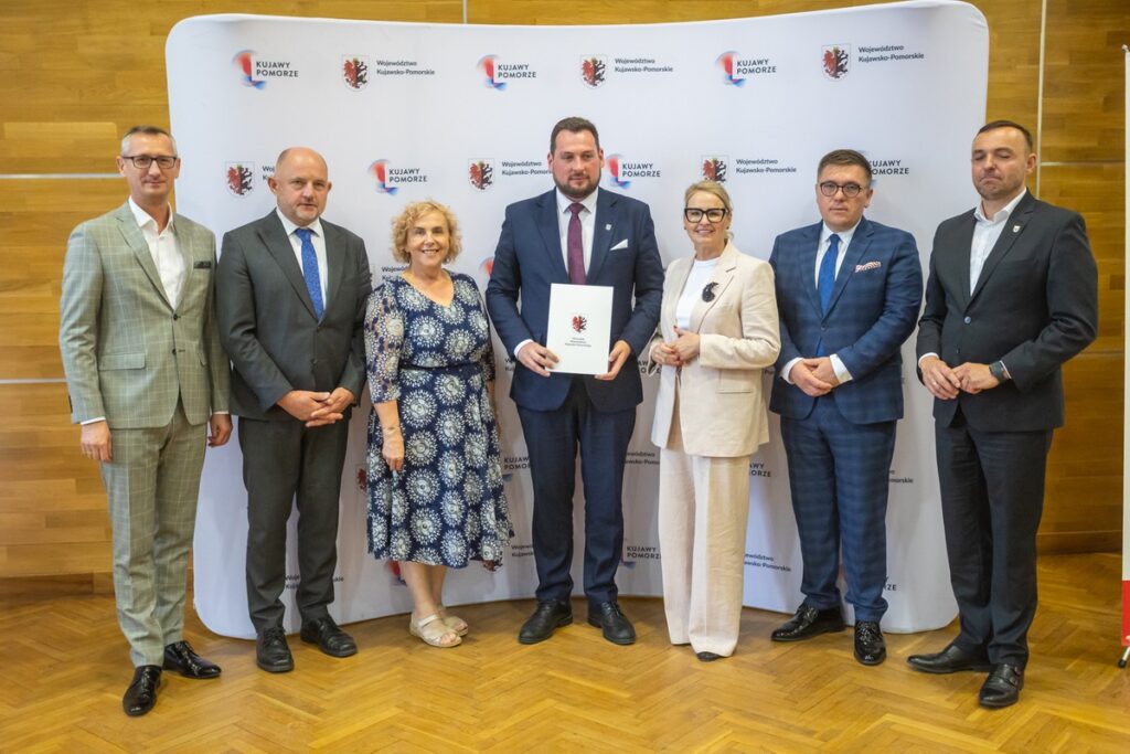 Podpisanie umów o dofinansowanie modernizacji dróg dojazdowych do gruntów rolnych, fot. Mikołaj Kuras dla UMWKP