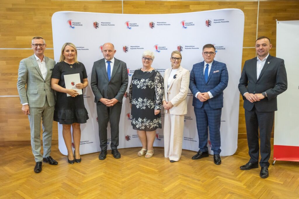 Podpisanie umów o dofinansowanie modernizacji dróg dojazdowych do gruntów rolnych, fot. Mikołaj Kuras dla UMWKP