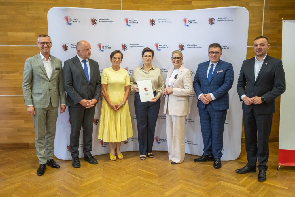 Podpisanie umów o dofinansowanie modernizacji dróg dojazdowych do gruntów rolnych, fot. Mikołaj Kuras dla UMWKP