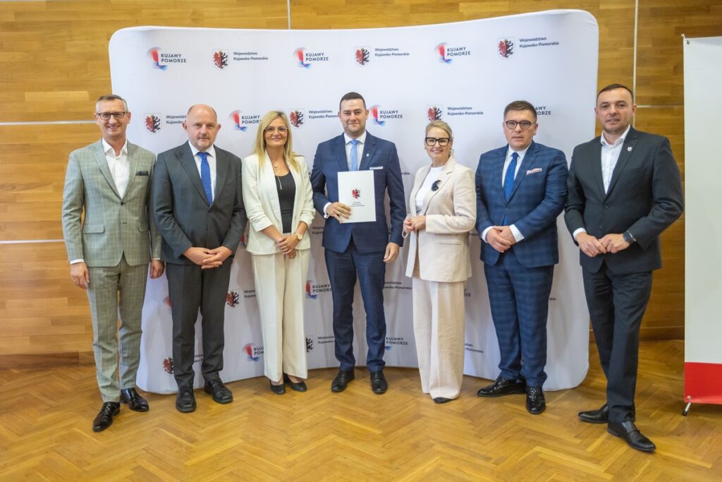 Podpisanie umów o dofinansowanie modernizacji dróg dojazdowych do gruntów rolnych, fot. Mikołaj Kuras dla UMWKP