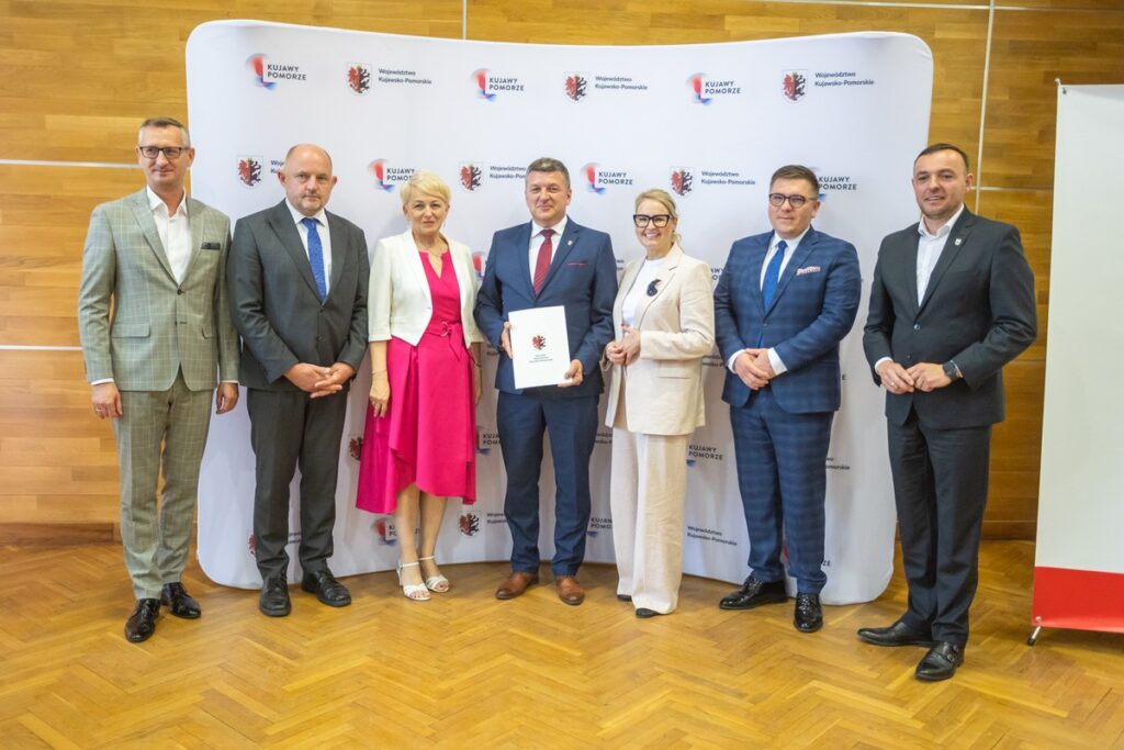 Podpisanie umów o dofinansowanie modernizacji dróg dojazdowych do gruntów rolnych, fot. Mikołaj Kuras dla UMWKP