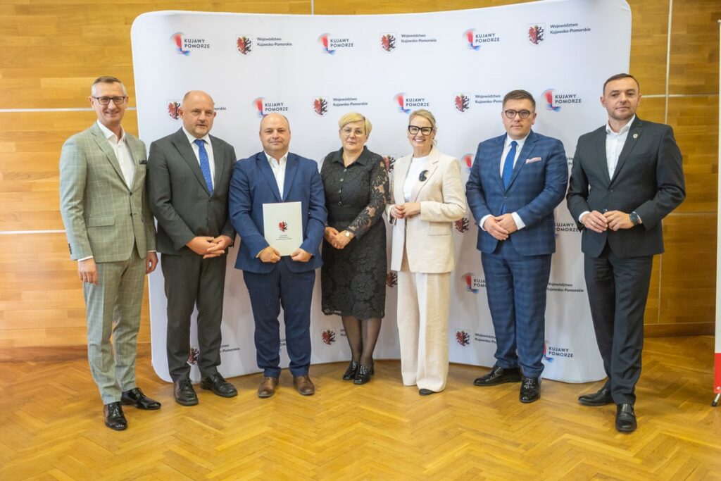 Podpisanie umów o dofinansowanie modernizacji dróg dojazdowych do gruntów rolnych, fot. Mikołaj Kuras dla UMWKP