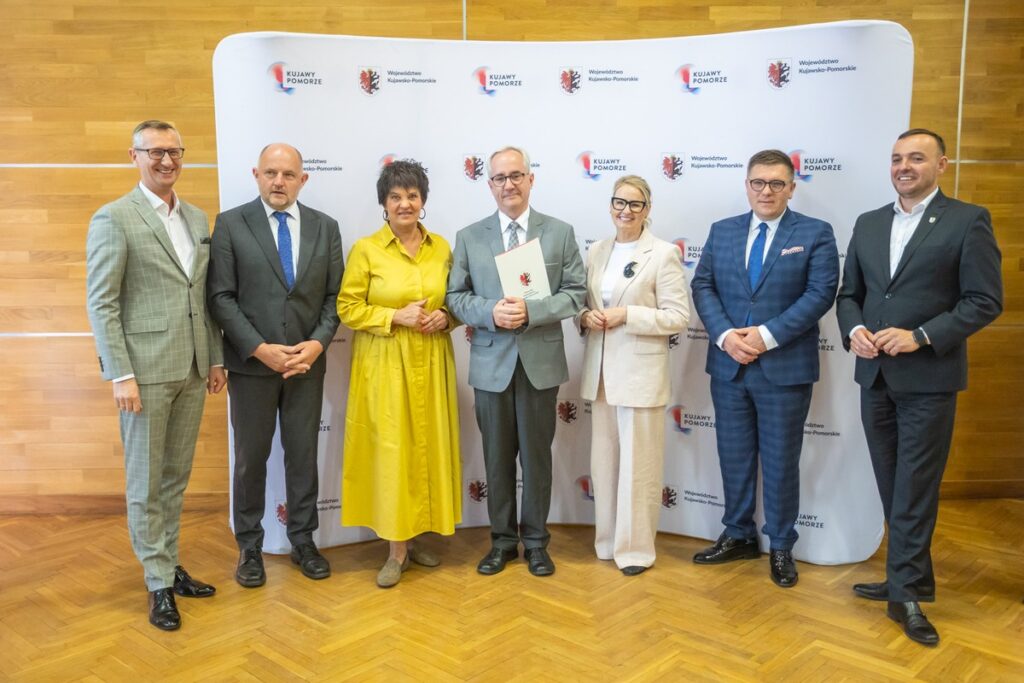 Podpisanie umów o dofinansowanie modernizacji dróg dojazdowych do gruntów rolnych, fot. Mikołaj Kuras dla UMWKP