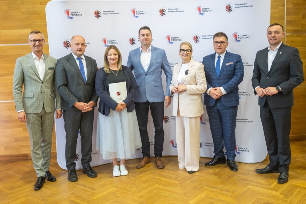 Podpisanie umów o dofinansowanie modernizacji dróg dojazdowych do gruntów rolnych, fot. Mikołaj Kuras dla UMWKP