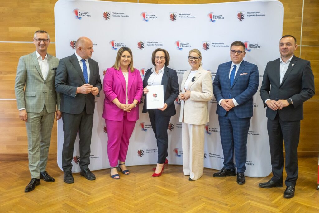 Podpisanie umów o dofinansowanie modernizacji dróg dojazdowych do gruntów rolnych, fot. Mikołaj Kuras dla UMWKP