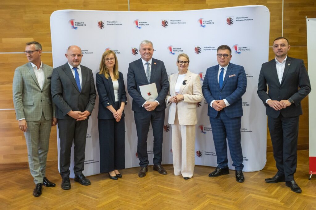 Podpisanie umów o dofinansowanie modernizacji dróg dojazdowych do gruntów rolnych, fot. Mikołaj Kuras dla UMWKP