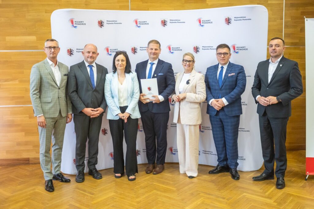 Podpisanie umów o dofinansowanie modernizacji dróg dojazdowych do gruntów rolnych, fot. Mikołaj Kuras dla UMWKP