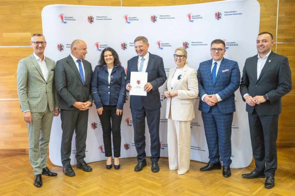 Podpisanie umów o dofinansowanie modernizacji dróg dojazdowych do gruntów rolnych, fot. Mikołaj Kuras dla UMWKP