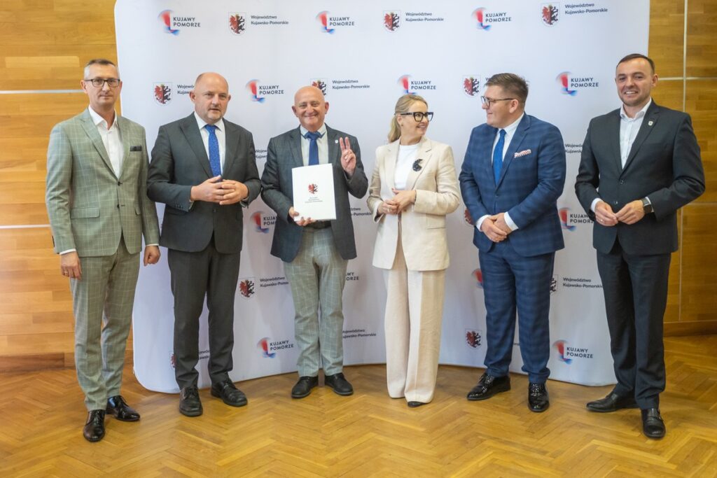 Podpisanie umów o dofinansowanie modernizacji dróg dojazdowych do gruntów rolnych, fot. Mikołaj Kuras dla UMWKP