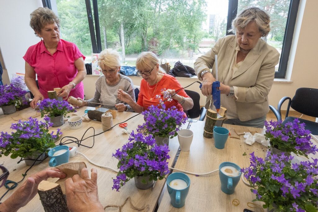 Marszałek Piotr Całbecki z wizytą w Klubie Seniorów „Spotkajmy się”, fot. Mikołaj Kuras dla UMWKP