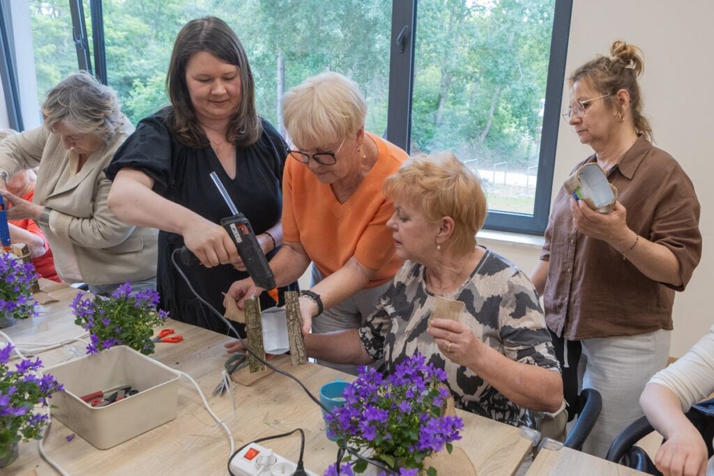 Marszałek Piotr Całbecki z wizytą w Klubie Seniorów „Spotkajmy się”, fot. Mikołaj Kuras dla UMWKP