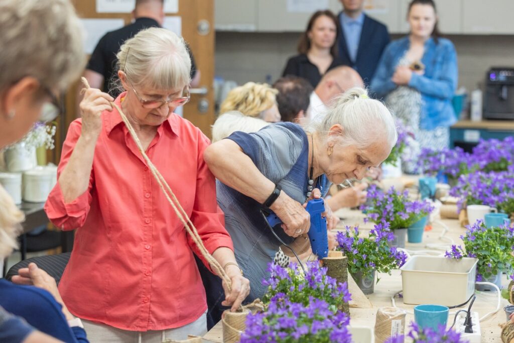 Marszałek Piotr Całbecki z wizytą w Klubie Seniorów „Spotkajmy się”, fot. Mikołaj Kuras dla UMWKP