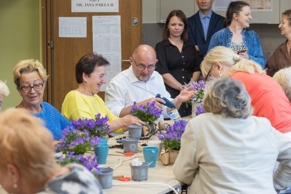 Marszałek Piotr Całbecki z wizytą w Klubie Seniorów „Spotkajmy się”, fot. Mikołaj Kuras dla UMWKP