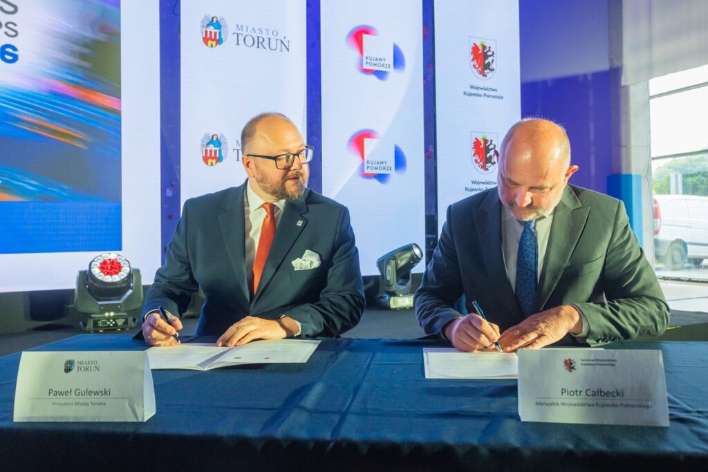Marszałek Piotr Całbecki i prezydent Paweł Gulewski podpisują porozumienie w sprawie organizacji HMŚ w LA Kujawy Pomorze 2026, fot. Mikołaj Kuras dla UMWKP