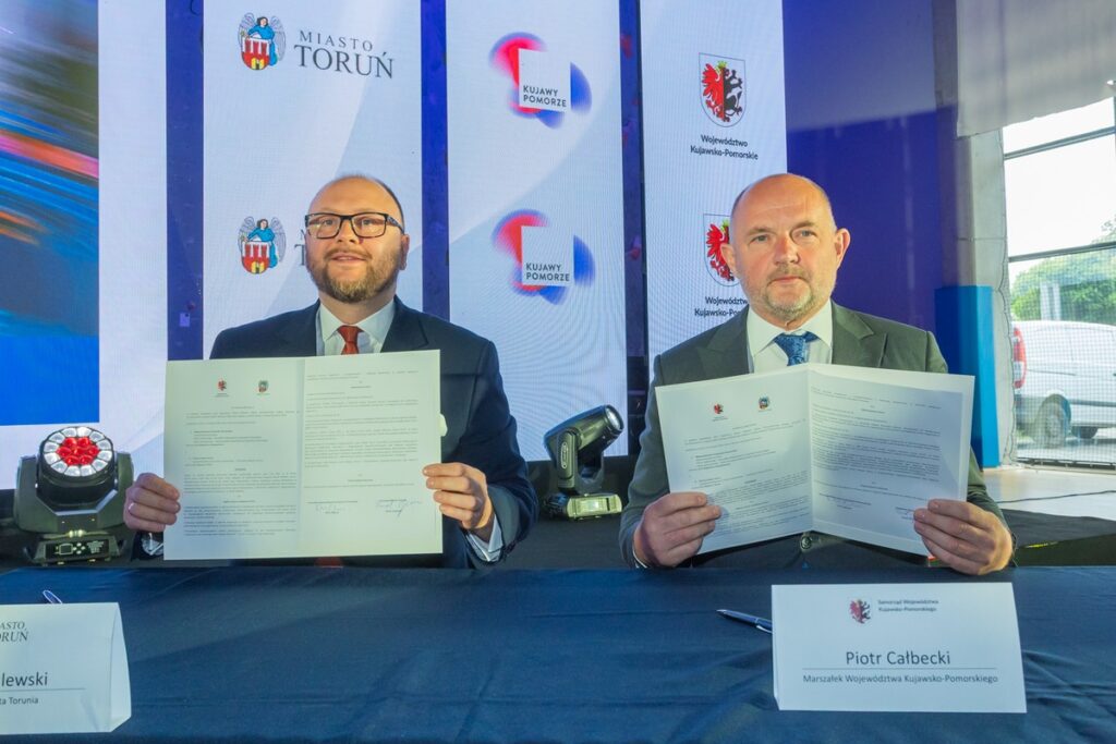 Marszałek Piotr Całbecki i prezydent Paweł Gulewski podpisują porozumienie w sprawie organizacji HMŚ w LA Kujawy Pomorze 2026, fot. Mikołaj Kuras dla UMWKP