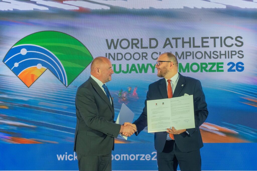 Marszałek Piotr Całbecki i prezydent Paweł Gulewski podpisują porozumienie w sprawie organizacji HMŚ w LA Kujawy Pomorze 2026, fot. Mikołaj Kuras dla UMWKP