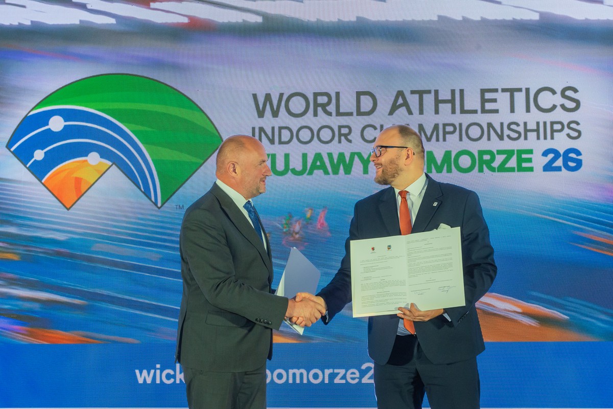 Marszałek Piotr Całbecki i prezydent Paweł Gulewski podpisują porozumienie w sprawie organizacji HMŚ w LA Kujawy Pomorze 2026, fot. Mikołaj Kuras dla UMWKP