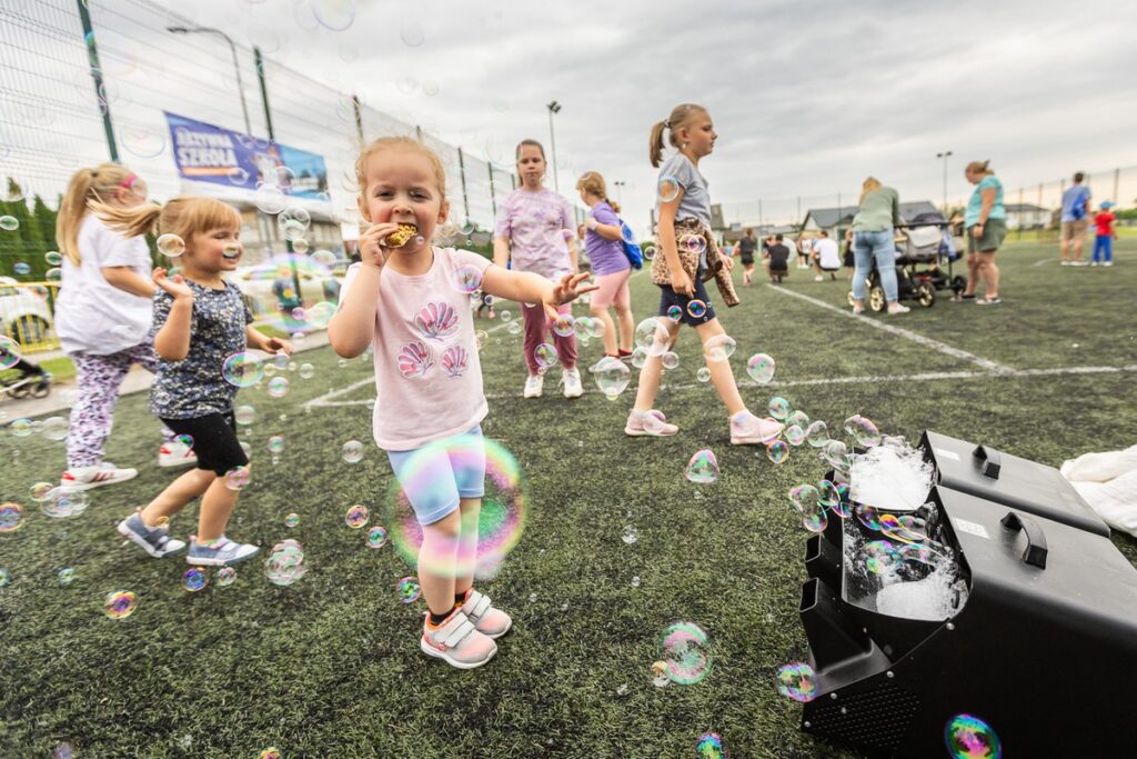 Dzieci bawiące się na boisku.