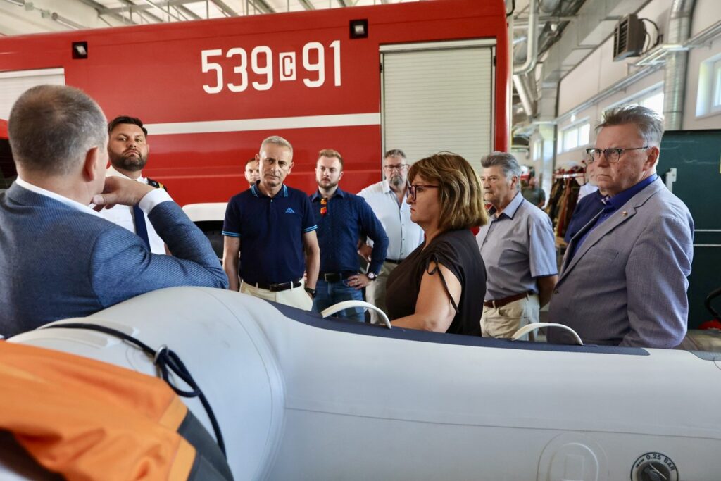 Wizyta gospodarska wicemarszałka Zbigniewa Ostrowskiego w remizie strażackiej w Osiu, fot. Andrzej Goiński UMWKP