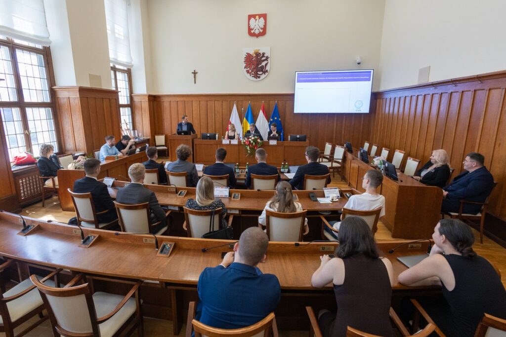 VII sesja młodzieżowego sejmiku II kadencji, fot. Mikołaj Kuras dla UMWKP