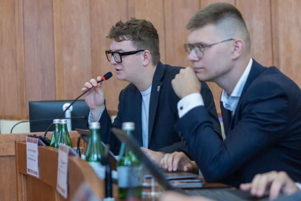 VII sesja młodzieżowego sejmiku II kadencji, fot. Mikołaj Kuras dla UMWKP