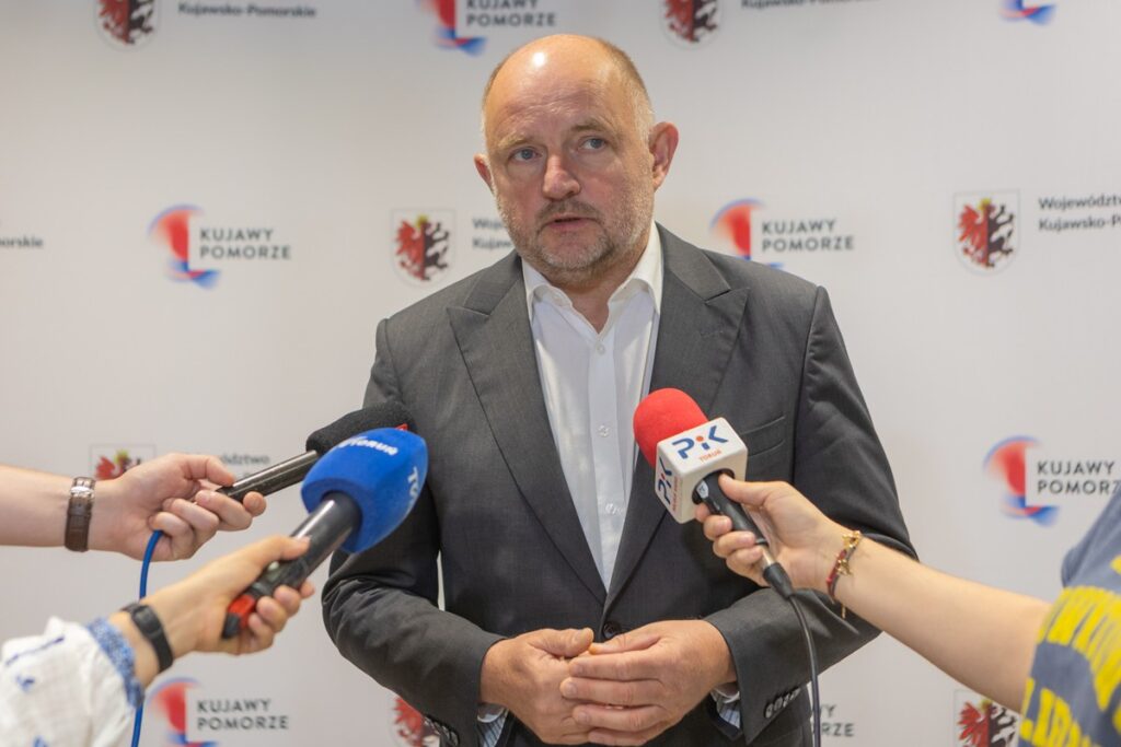 Podpisanie umów na nasadzenia wzdłuż DW 266, fot. Mikołaj Kuras dla UMWKP