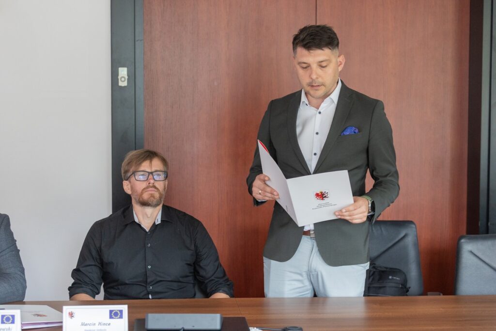 Podpisanie umów na nasadzenia wzdłuż DW 266, fot. Mikołaj Kuras dla UMWKP