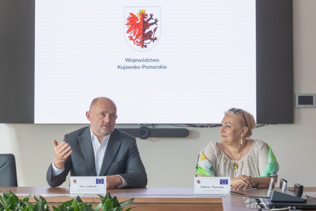 Podpisanie umów na nasadzenia wzdłuż DW 266, fot. Mikołaj Kuras dla UMWKP