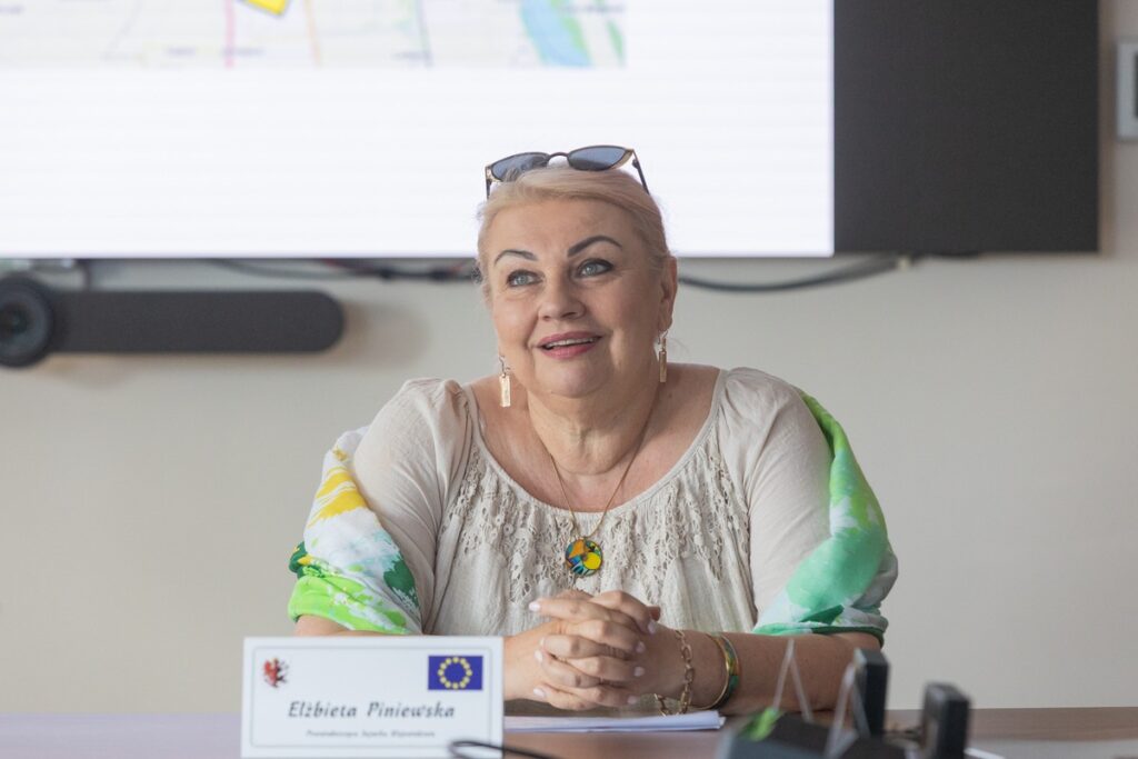 Podpisanie umów na nasadzenia wzdłuż DW 266, fot. Mikołaj Kuras dla UMWKP