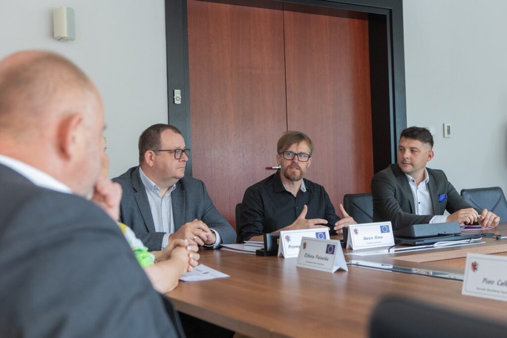 Podpisanie umów na nasadzenia wzdłuż DW 266, fot. Mikołaj Kuras dla UMWKP